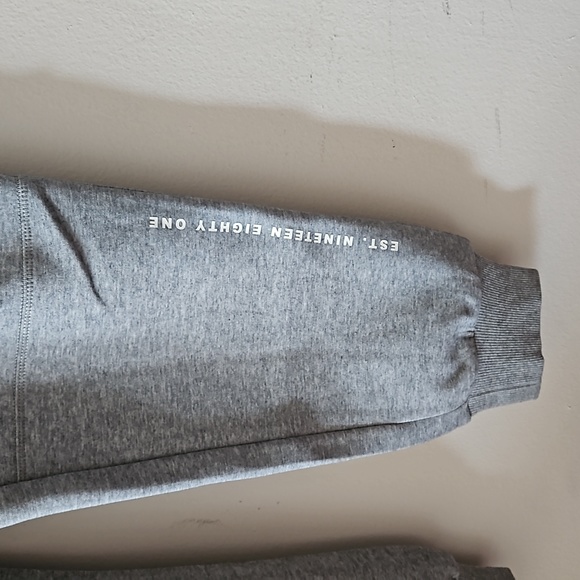 Guess Jogging Suit Set! - Picture 6 of 7